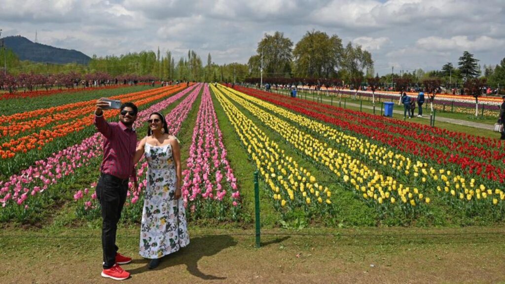 Tourists-pose-for-a-picture-at-the-Tulip-Garden-in_1680890033015