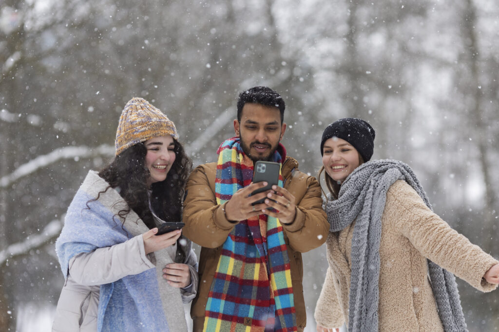 medium-shot-smiley-friends-outdoors